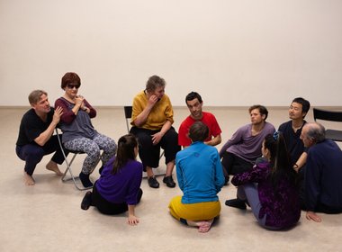 Joris Camelin in the midst of a voicing ircle workshop with participants, foto: Diethild Meier