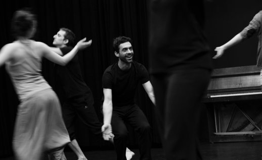 Joris Camelin in the midst of a workshop of Movement and voice with participants, black&white foto: Diethield Meier